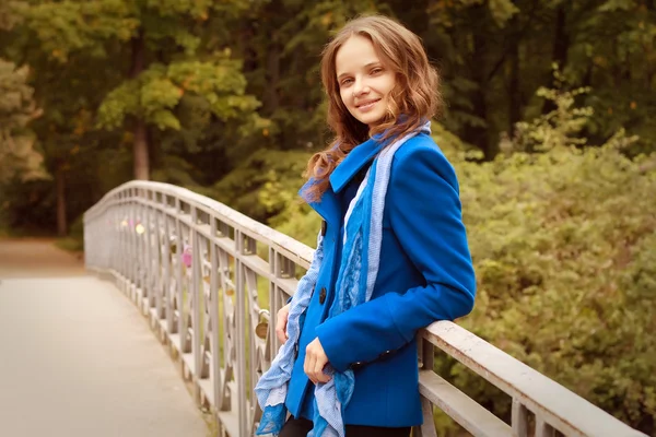 Mujer en puente en el parque de otoño —  Fotos de Stock