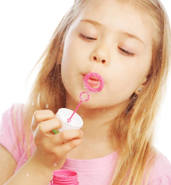 Drôle belle petite fille soufflant bulles de savon — Photo