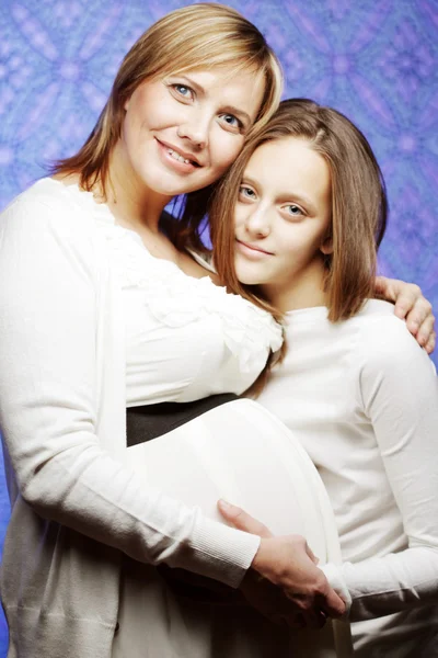 Zwangere vrouw met dochter — Stockfoto