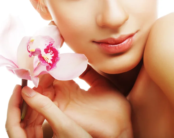 Mujer joven con orquídea rosa — Foto de Stock