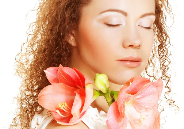 Menina com olhos nublados segurando flor — Fotografia de Stock