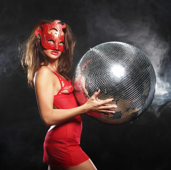 Dam i mask med disco boll — Stockfoto