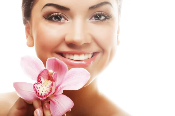 Menina com flor rosa no fundo branco — Fotografia de Stock