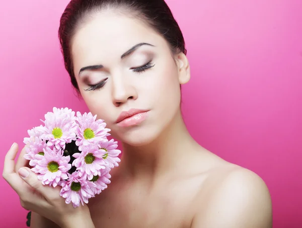 Portrait de jeune femme avec chrysanthème rose — Photo