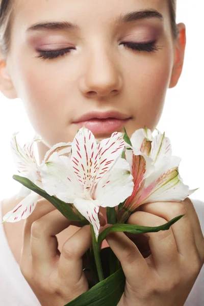 Frau mit weißen Blumen — Stockfoto