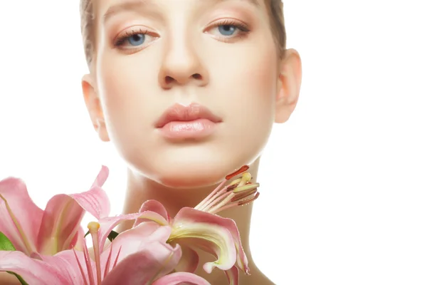 Jovem mulher bonita com flores de lírio . — Fotografia de Stock