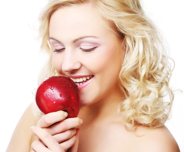 Frau mit einem Apfel vor weißem Hintergrund — Stockfoto