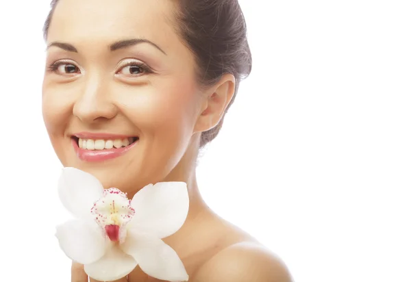 Rosto de mulher bonita com flor de orquídea — Fotografia de Stock