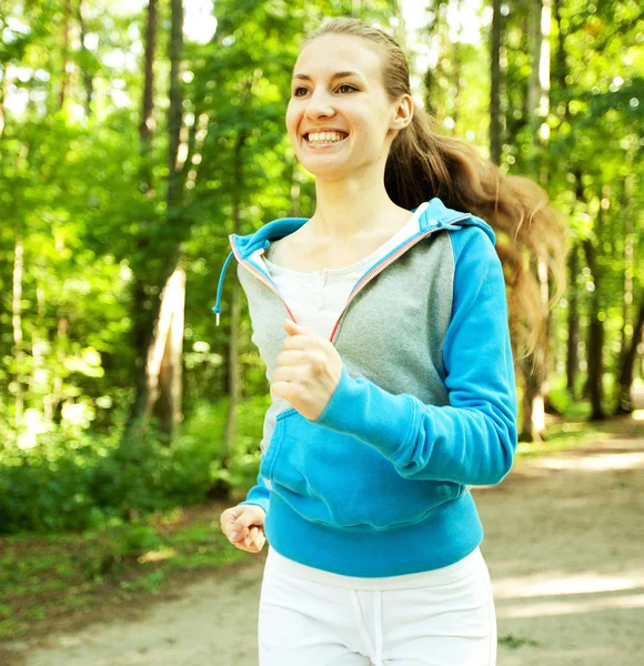 Bella ragazza corridore nella foresta. — Foto Stock