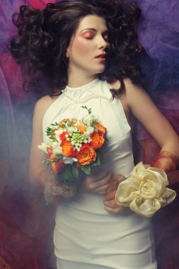 güzel gelin Organze üzerinde yatıyordu.