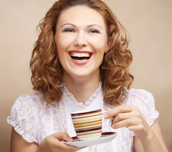 Güzel bir kadın kahve içme — Stok fotoğraf