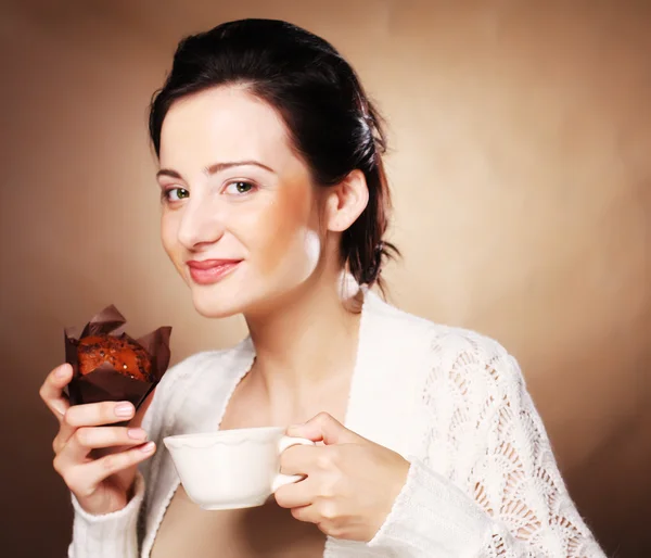 Mulher com café e biscoitos — Fotografia de Stock