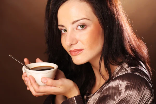 Mooi meisje, drinken koffie of thee. — Stockfoto