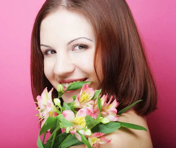 Молодая красивая женщина с розовым цветом — стоковое фото