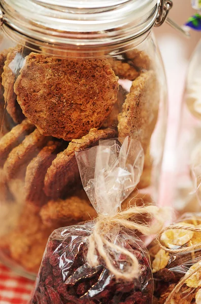 Galletas en el banco —  Fotos de Stock