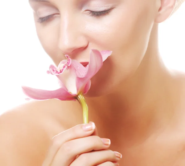 Mulher com orquídea rosa — Fotografia de Stock