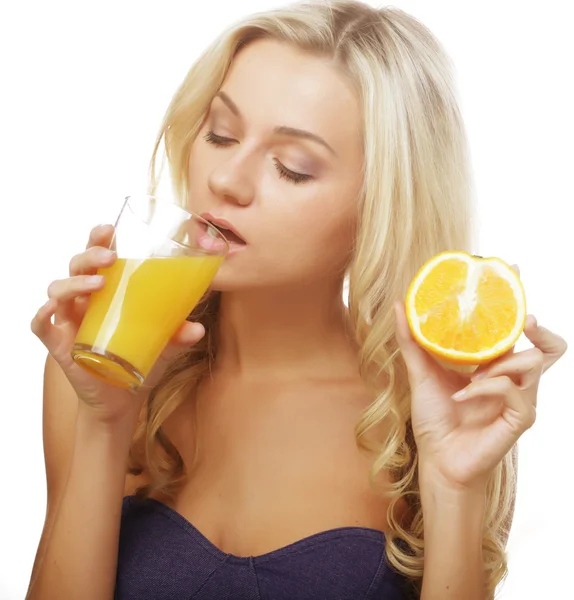 Mujer sosteniendo jugo de naranja y naranja — Foto de Stock