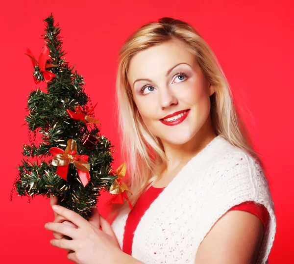 Mujer sosteniendo el árbol de Navidad — Foto de Stock