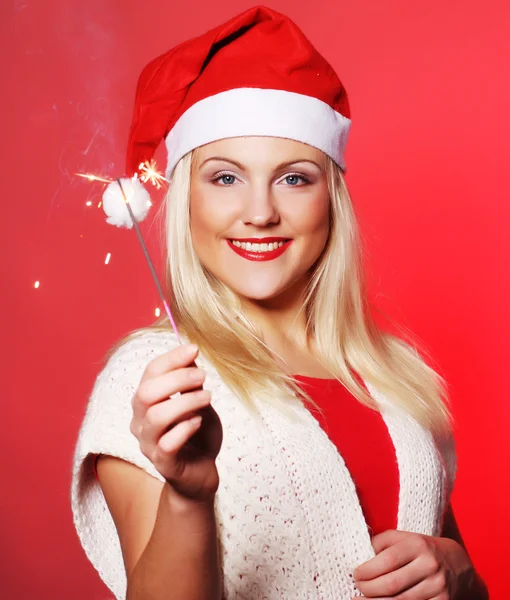 Mädchen mit Weihnachtsmütze und Wunderkerzen — Stockfoto