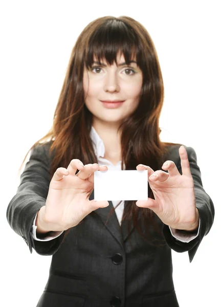 Mujer sosteniendo una tarjeta de visita y sonriendo — Foto de Stock