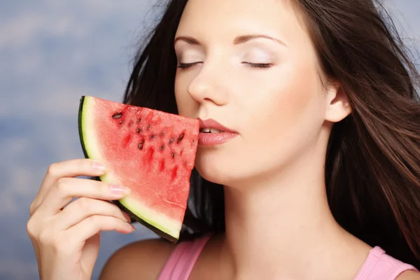 Kvinna anläggning vattenmelon — Stockfoto