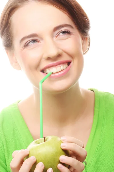 Glada leende kvinna med äpple och strån cocktail — Stockfoto