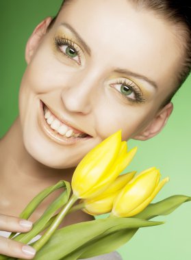 yeşil zemin üzerine Sarı çiçekli kadın