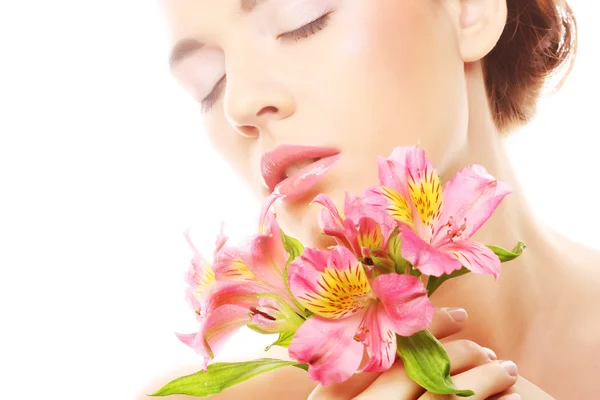 Piękna kobieta z różowymi kwiatami — Zdjęcie stockowe