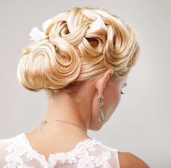 Beauty wedding hairstyle. Bride — Stock Photo, Image