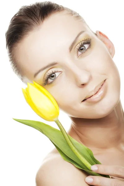 Vrouw met gele tulpen boeket — Stockfoto