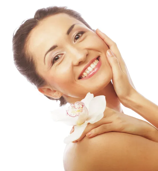 Hermosa cara de mujer con flor de orquídea — Foto de Stock