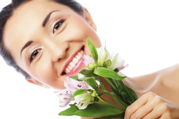 Mulher asiática bonita com flores rosa — Fotografia de Stock