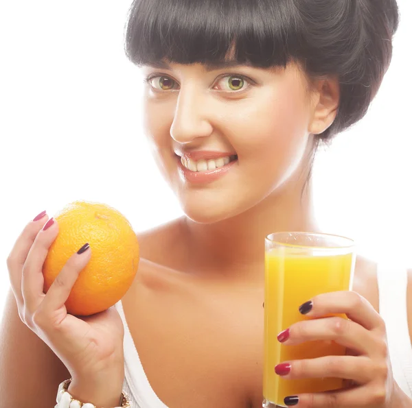 Morena mulher segurando suco de laranja — Fotografia de Stock