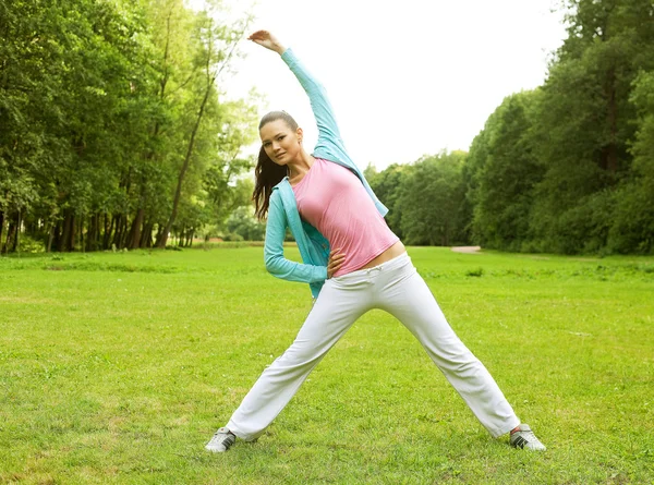 Mulher fitness no parque verde — Fotografia de Stock