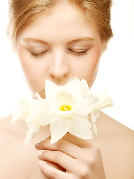 Chica sonriendo y con flor narciso —  Fotos de Stock