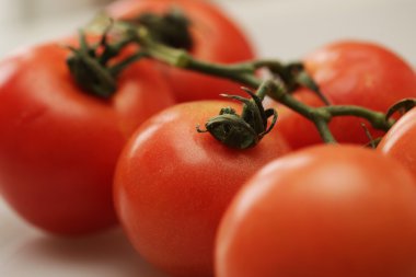 Daldaki domatesler.