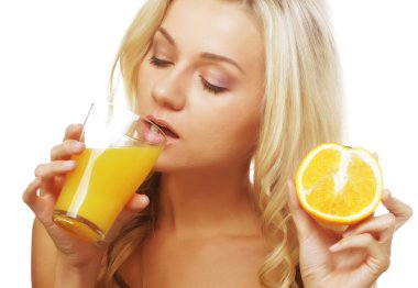 Portakal suyu içen kadın