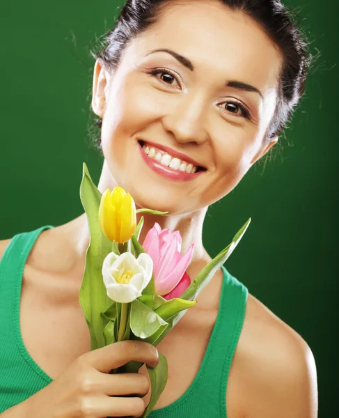 Menina asiática feliz com tulipas — Fotografia de Stock