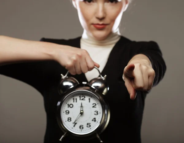 La mujer de negocios con un despertador — Foto de Stock