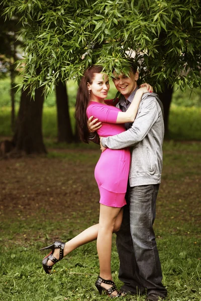 Retrato de casal de amor abraçando ao ar livre no parque — Fotografia de Stock