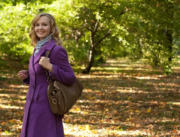 Femme de mode marchant dans le parc d'automne — Photo