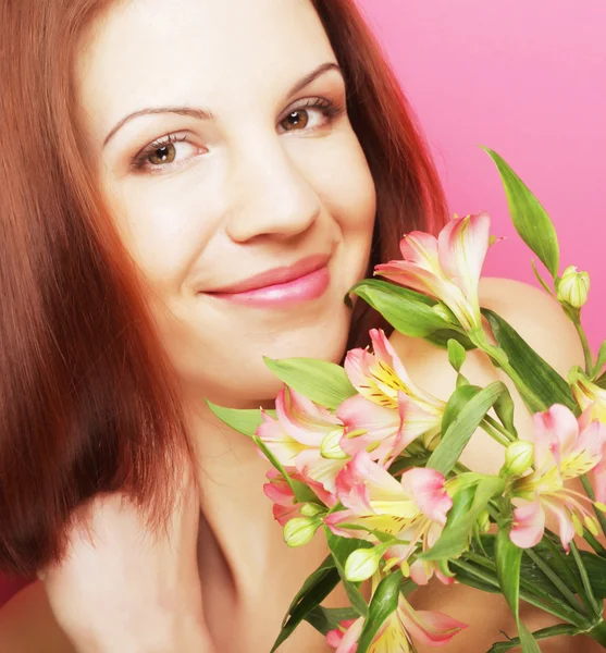 Jeune belle femme avec fleur rose — Photo