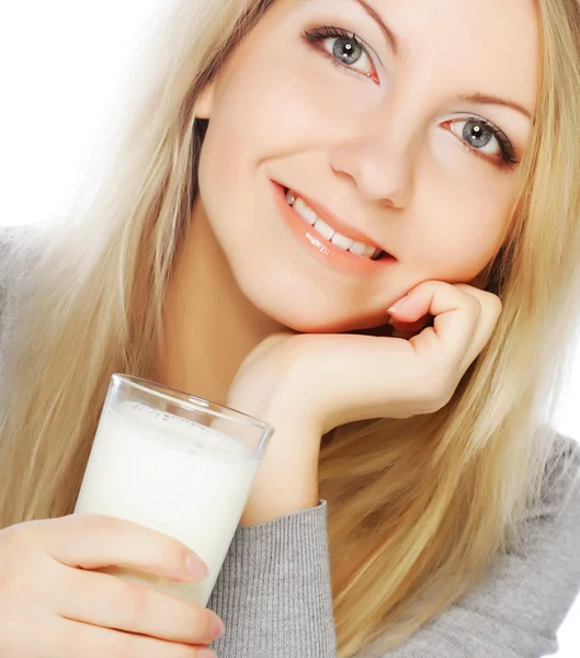 Mujer joven sosteniendo un vaso de leche fresca —  Fotos de Stock