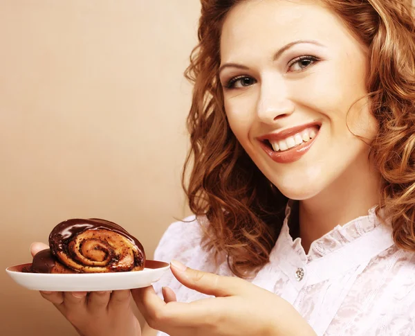 Lachende vrouw met cake — Stockfoto