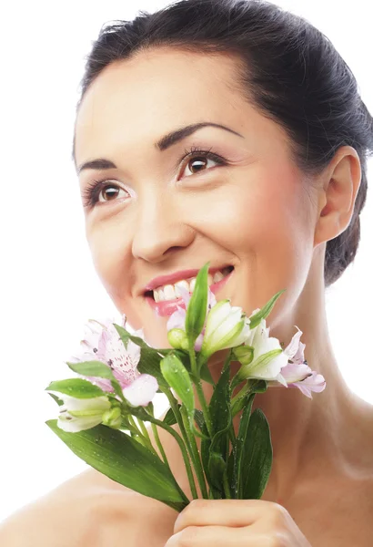 Mulher asiática bonita com flores rosa — Fotografia de Stock