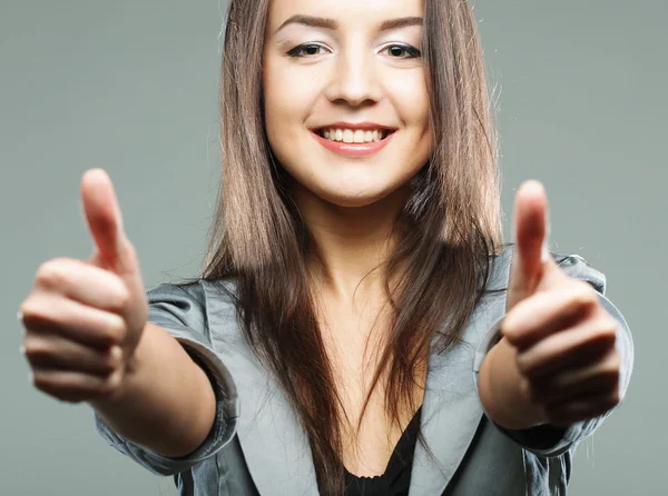 Zakenvrouw geven duimen omhoog — Stockfoto