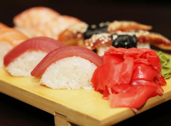 Sushi podávané na dřevěném prkénku — Stock fotografie