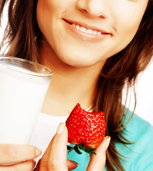दूध और स्ट्रॉबेरी के साथ महिला — स्टॉक फ़ोटो, इमेज