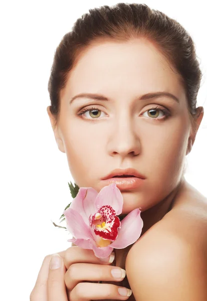 Vacker kvinna med rosa blomma — Stockfoto