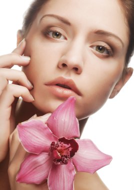 Pembe çiçekli güzel kadın
